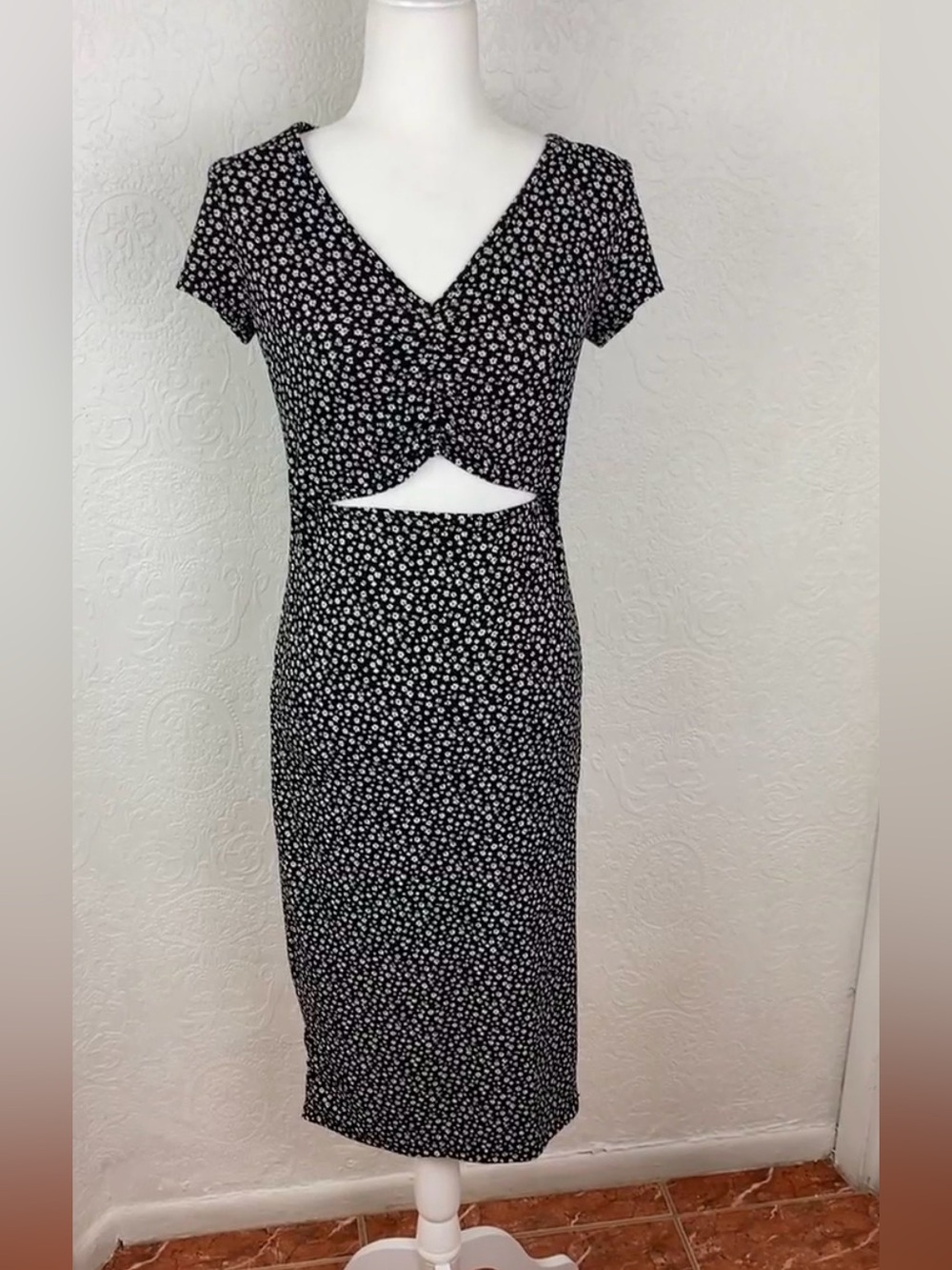 NWT Jessica Simpson Women’s Black and white Floral Cut Out midi pencil dress XL